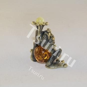 Сувенир на янтаре Лягушка с короной