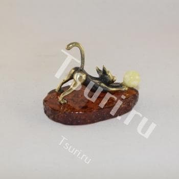 Сувенир на янтаре Кошка игрунья
