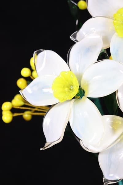 Белый цветок из стекла