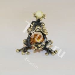 Лягушка с короной фигурка на янтаре