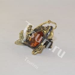 Рыбак фигурка на янтаре