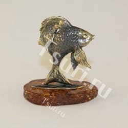 Золотая рыбка фигурка на янтаре