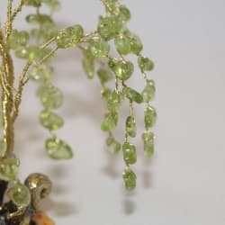 Сувенир на янтаре Хризолитовое дерево счастья с белочками