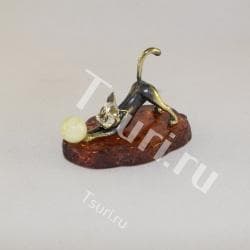 Кошка игрунья фигурка на янтаре